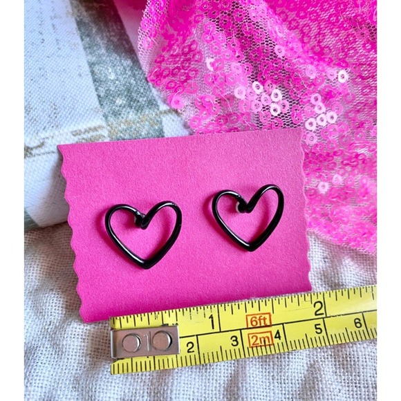 New Black Heart Retro 80s Style Stud Earrings - Picture 5 of 6